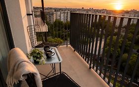 High-Rise Luxury Apartment With Free Parking